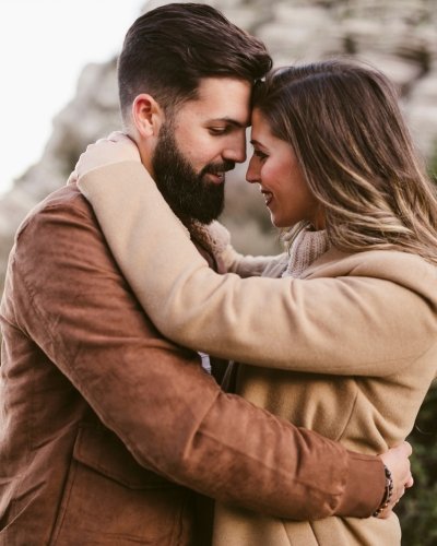 pareja de novios que se van a casar abrazados