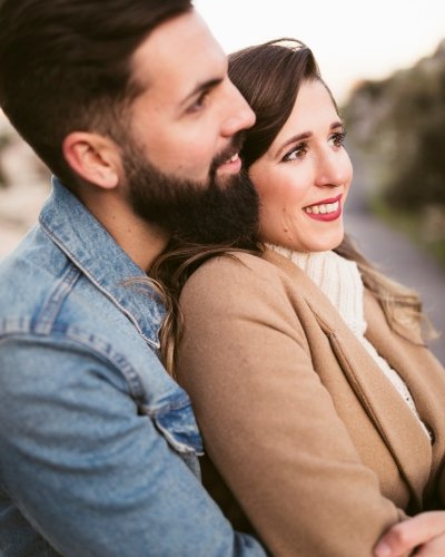 pareja de novios que se van a casar abrazados