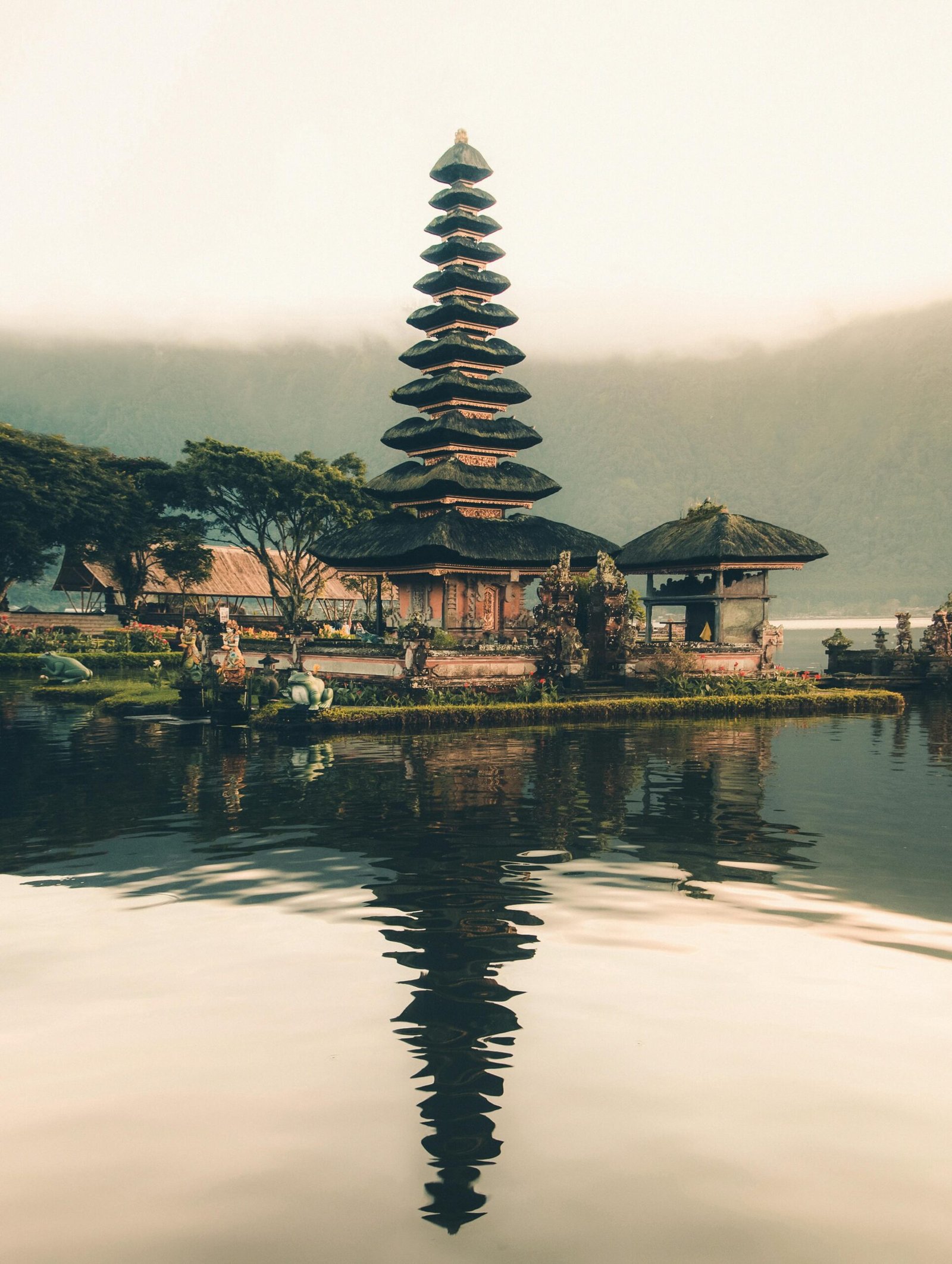 edificio de bali sobre un lago